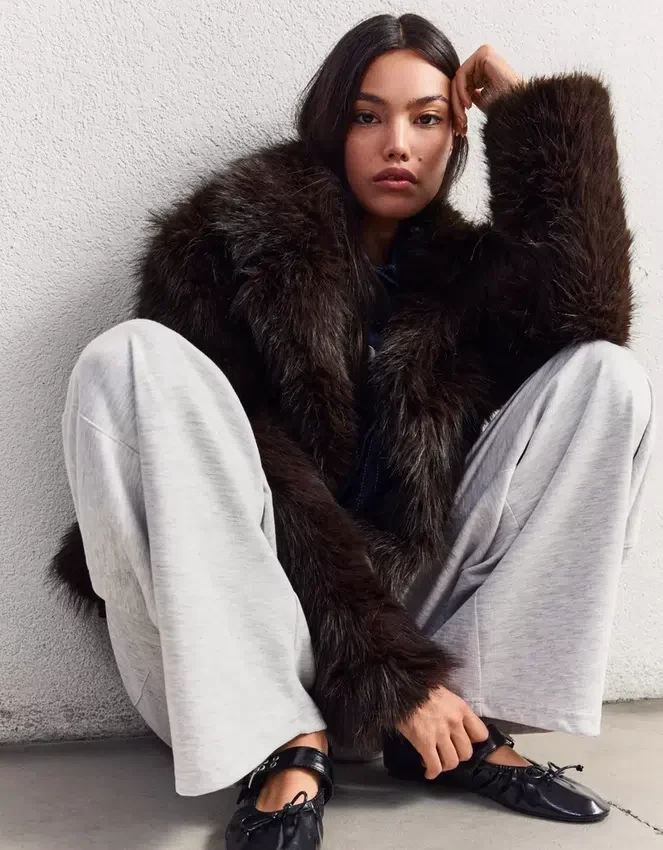 Chaqueta con solapas de pelo sintético – Chaquetas y gabardinas – Mujer Chaqueta con solapas de pelo sintético – Chaquetas y gabardinas – Mujer