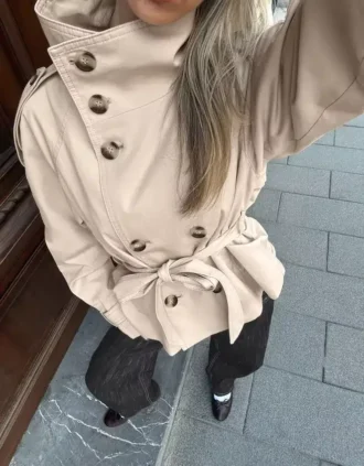 Chaqueta trench con cuello de embudo