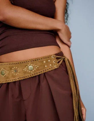 Cinturón de ante sintético con tachuelas – Chándales