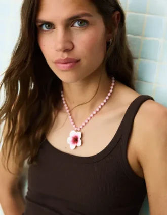 Collar de cuentas con colgante de hibisco