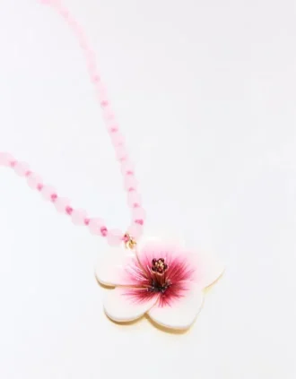 Collar de cuentas con colgante de hibisco