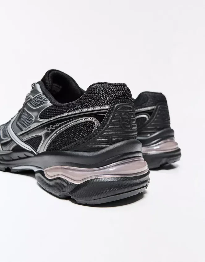 Detalle deportivo asimétrico – Zapatillas Detalle deportivo asimétrico – Zapatillas