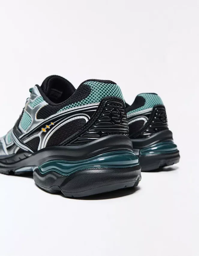 Detalle deportivo asimétrico – Zapatillas Detalle deportivo asimétrico – Zapatillas