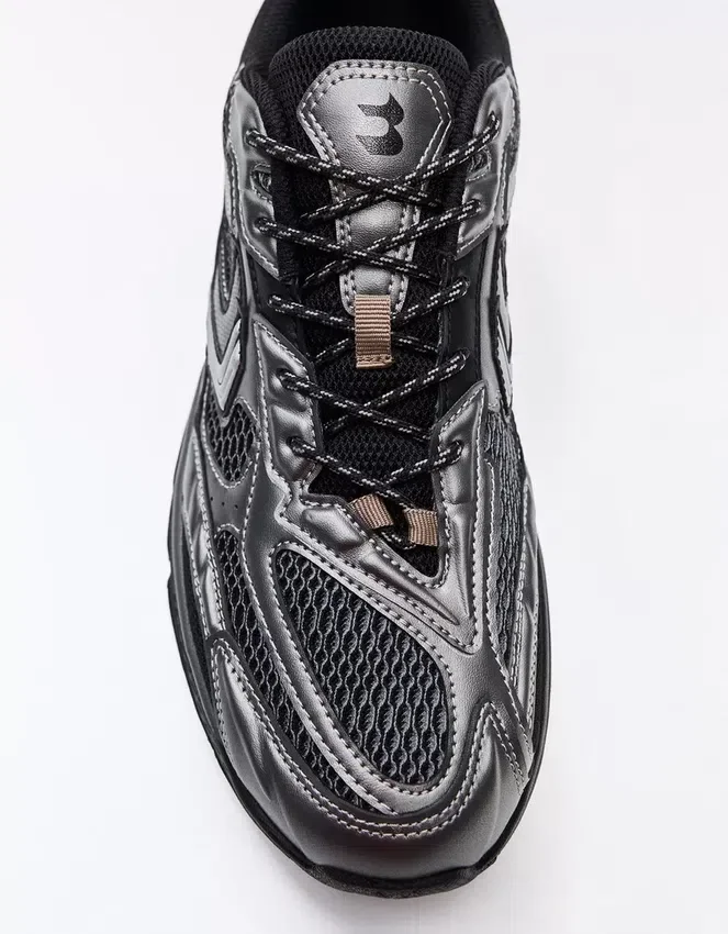 Detalle deportivo asimétrico – Zapatillas Detalle deportivo asimétrico – Zapatillas