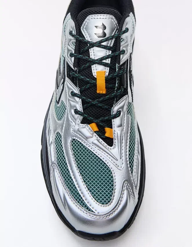 Detalle deportivo asimétrico – Zapatillas Detalle deportivo asimétrico – Zapatillas