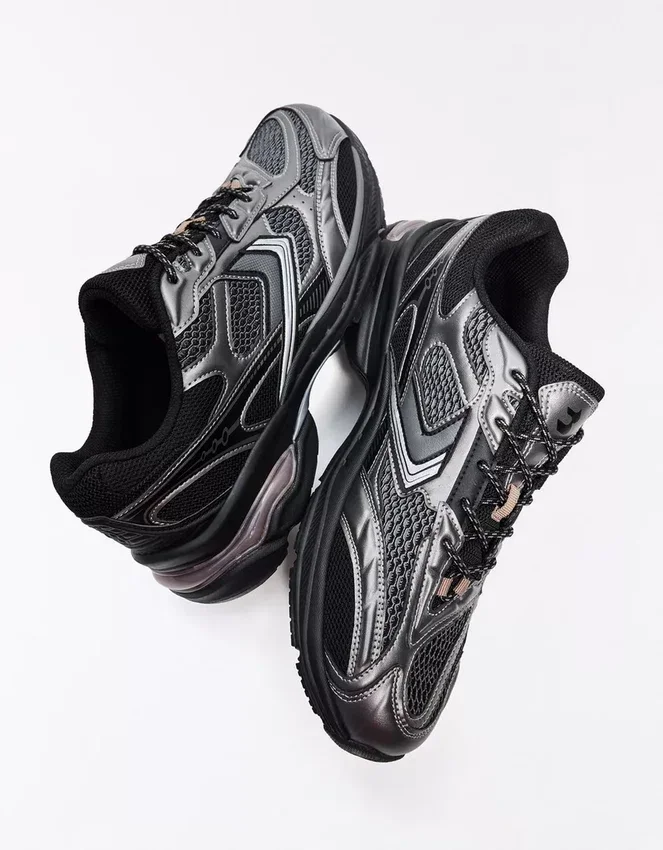 Detalle deportivo asimétrico – Zapatillas Detalle deportivo asimétrico – Zapatillas