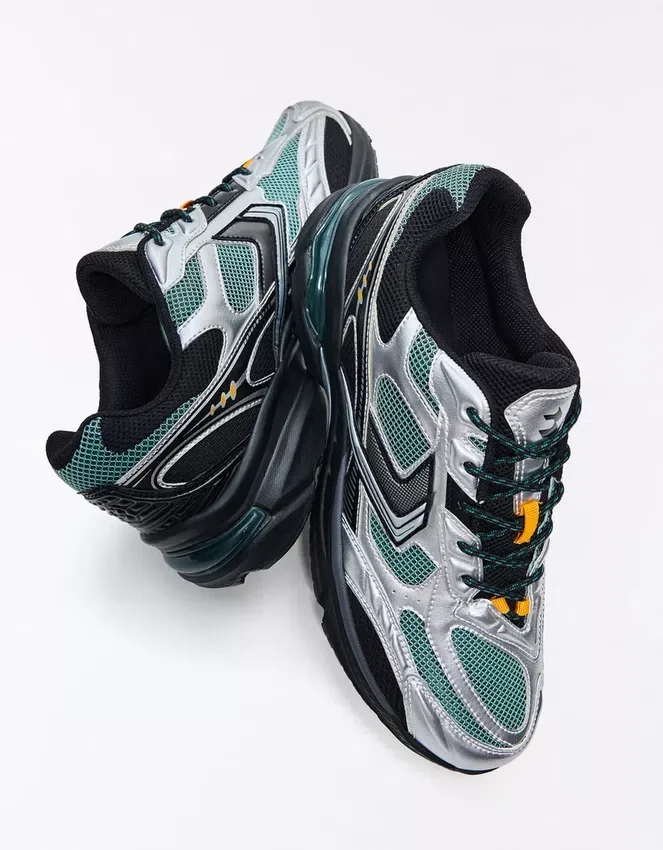 Detalle deportivo asimétrico – Zapatillas Detalle deportivo asimétrico – Zapatillas