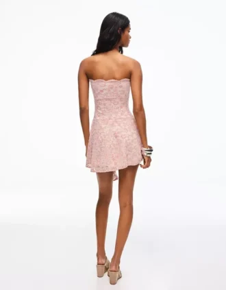 Minivestido con hombros al aire