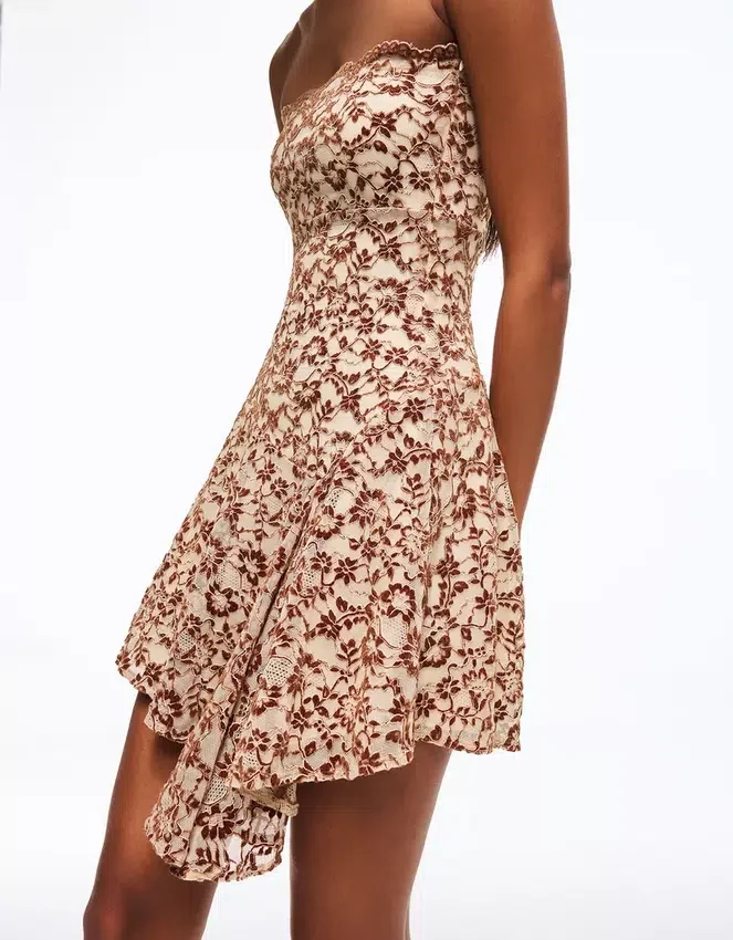 Minivestido con hombros al aire Minivestido con hombros al aire