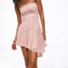 Minivestido con hombros al aire Minivestido con hombros al aire