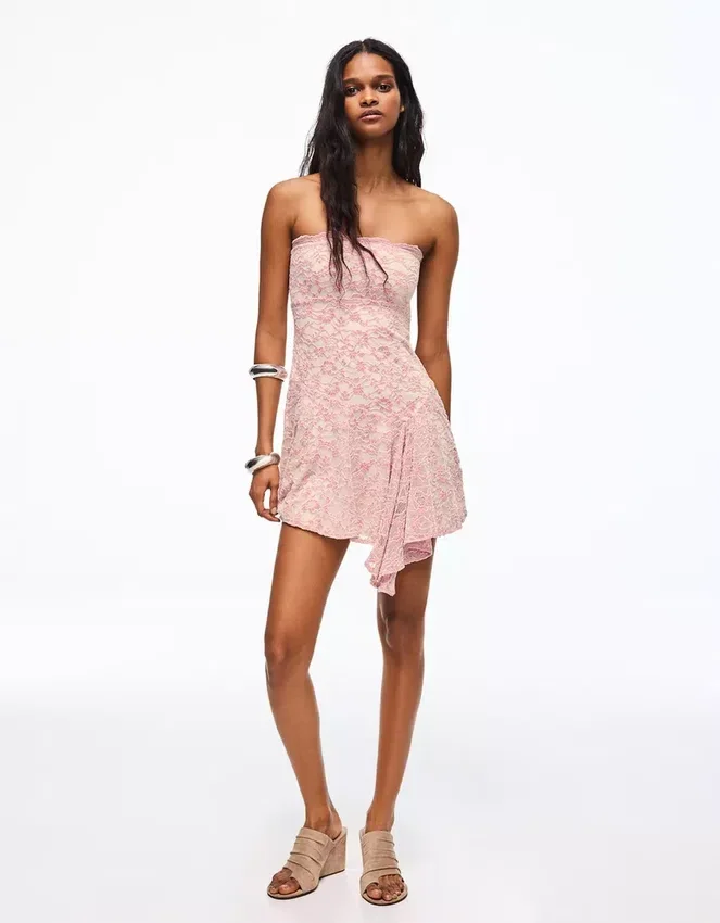Minivestido con hombros al aire Minivestido con hombros al aire