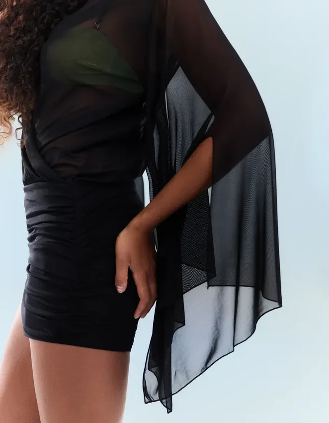 Minivestido con mangas de capa Minivestido con mangas de capa