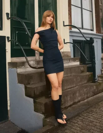 Minivestido de denim con hombros al aire – Vestidos y monos