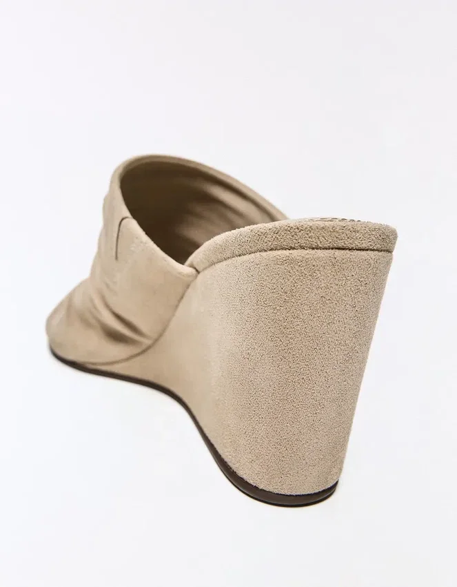 Mules con tacón de cuña Mules con tacón de cuña