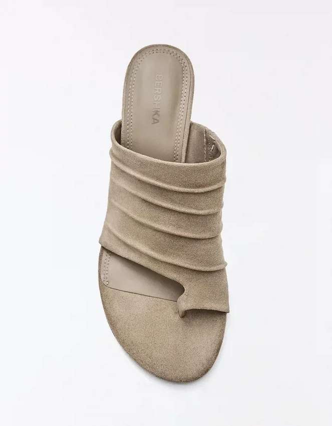 Mules con tacón de cuña Mules con tacón de cuña