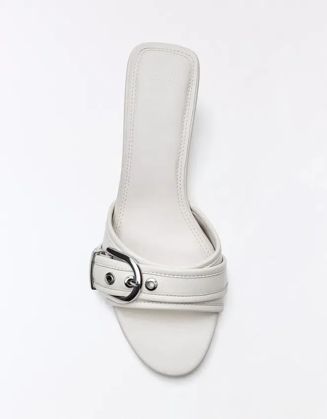 Mules de tacón con detalle de hebilla Mules de tacón con detalle de hebilla
