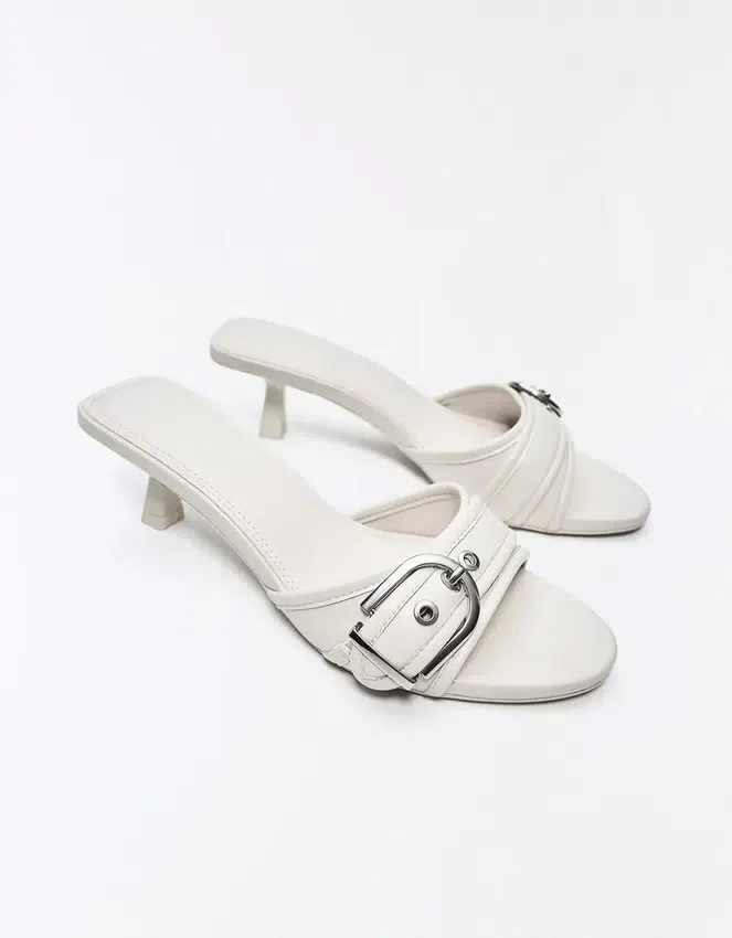 Mules de tacón con detalle de hebilla Mules de tacón con detalle de hebilla