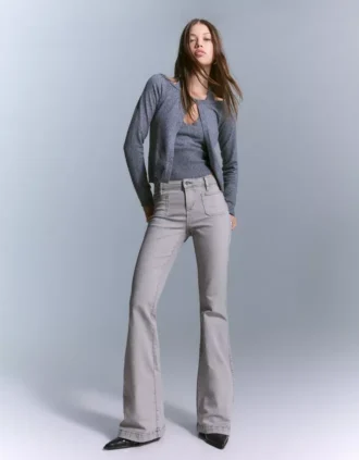 Pantalones acampanados con solapas en los bolsillos – Pantalones