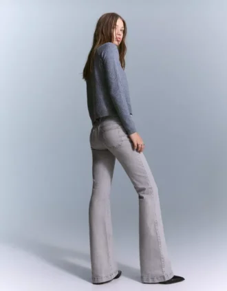 Pantalones acampanados con solapas en los bolsillos – Pantalones