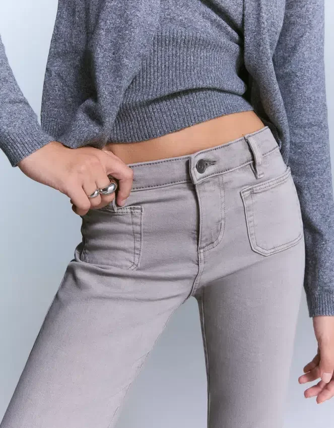 Pantalones acampanados con solapas en los bolsillos – Pantalones Pantalones acampanados con solapas en los bolsillos – Pantalones