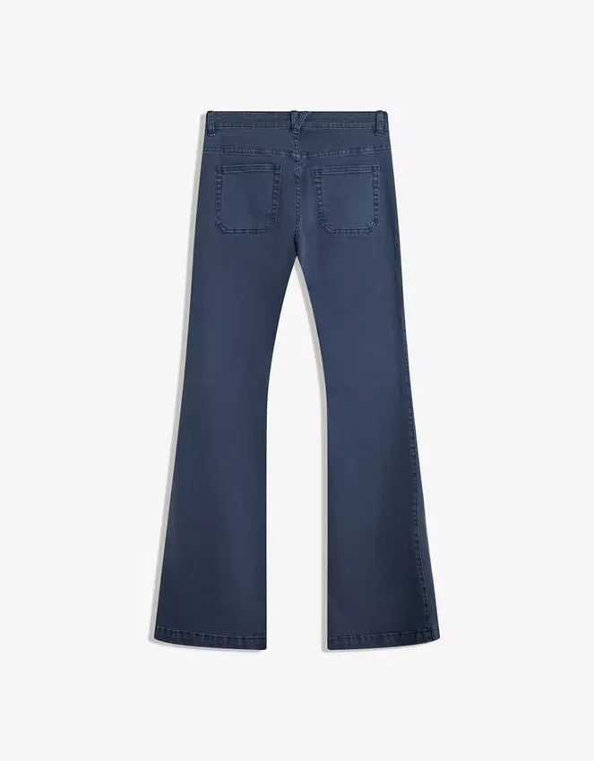 Pantalones acampanados con solapas en los bolsillos – Pantalones Pantalones acampanados con solapas en los bolsillos – Pantalones