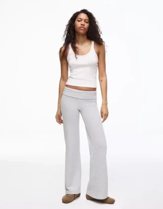 Pantalones acampanados de felpa con parche