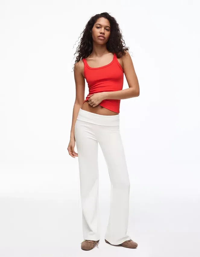 Pantalones acampanados de felpa con parche Pantalones acampanados de felpa con parche