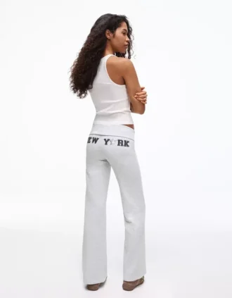 Pantalones acampanados de felpa con parche