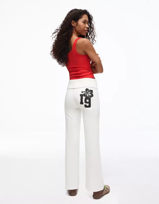 Pantalones acampanados de felpa con parche Pantalones acampanados de felpa con parche