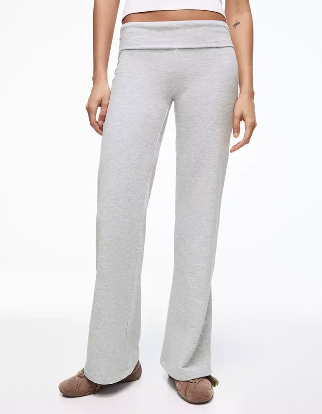 Pantalones acampanados de felpa con parche Pantalones acampanados de felpa con parche