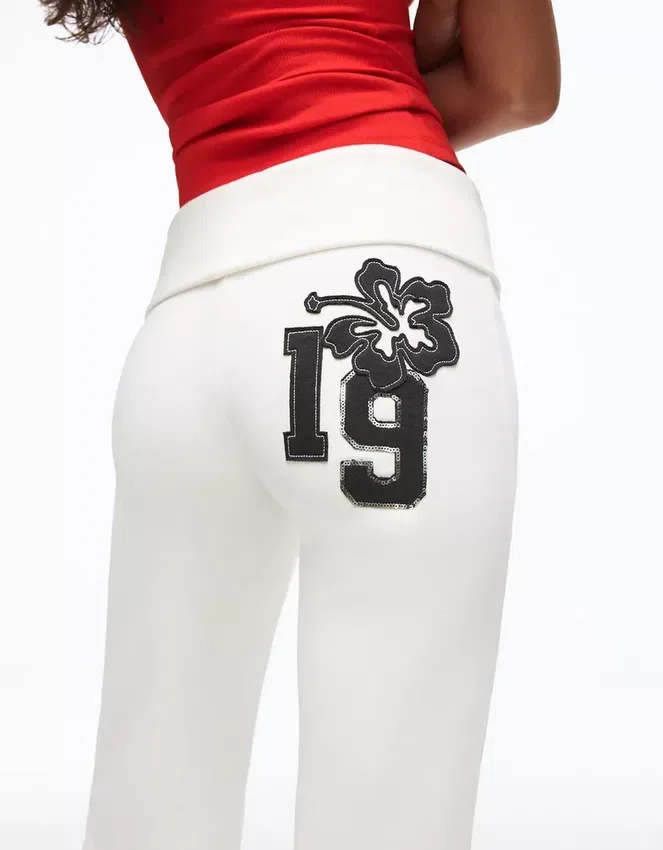 Pantalones acampanados de felpa con parche Pantalones acampanados de felpa con parche