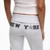 Pantalones acampanados de felpa con parche Pantalones acampanados de felpa con parche