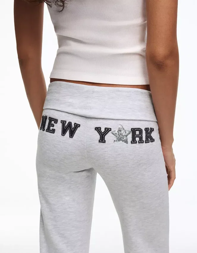 Pantalones acampanados de felpa con parche Pantalones acampanados de felpa con parche