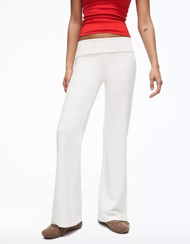 Pantalones acampanados de felpa con parche Pantalones acampanados de felpa con parche