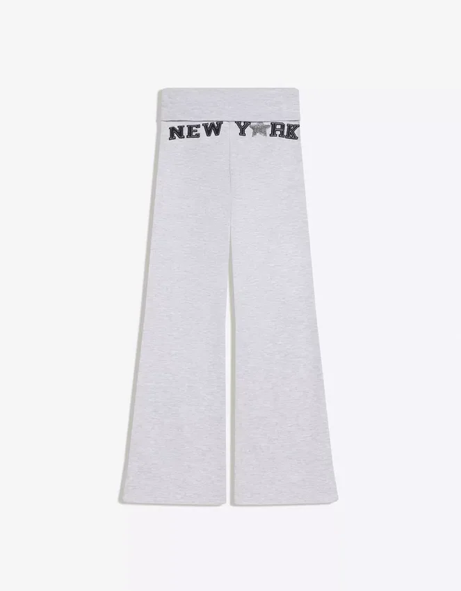 Pantalones acampanados de felpa con parche Pantalones acampanados de felpa con parche
