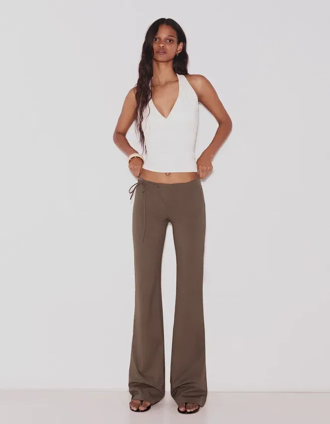 Pantalones acampanados de talle bajo Pantalones acampanados de talle bajo