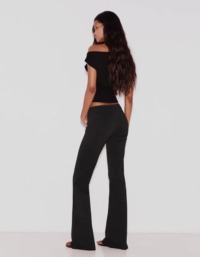 Pantalones acampanados de talle bajo Pantalones acampanados de talle bajo