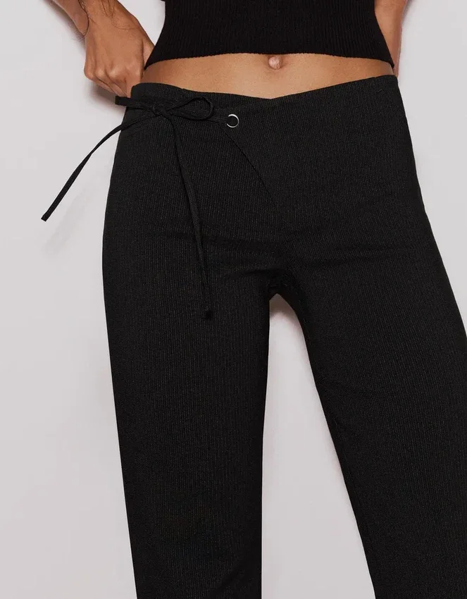 Pantalones acampanados de talle bajo Pantalones acampanados de talle bajo