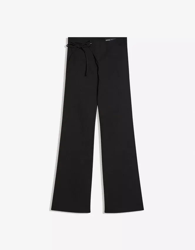 Pantalones acampanados de talle bajo Pantalones acampanados de talle bajo