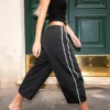 Pantalones capri técnicos con topes Pantalones capri técnicos con topes