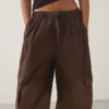 Pantalones cargo tipo paracaidista Pantalones cargo tipo paracaidista