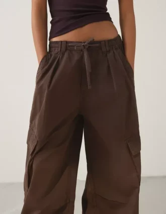 Pantalones cargo tipo paracaidista Pantalones cargo tipo paracaidista