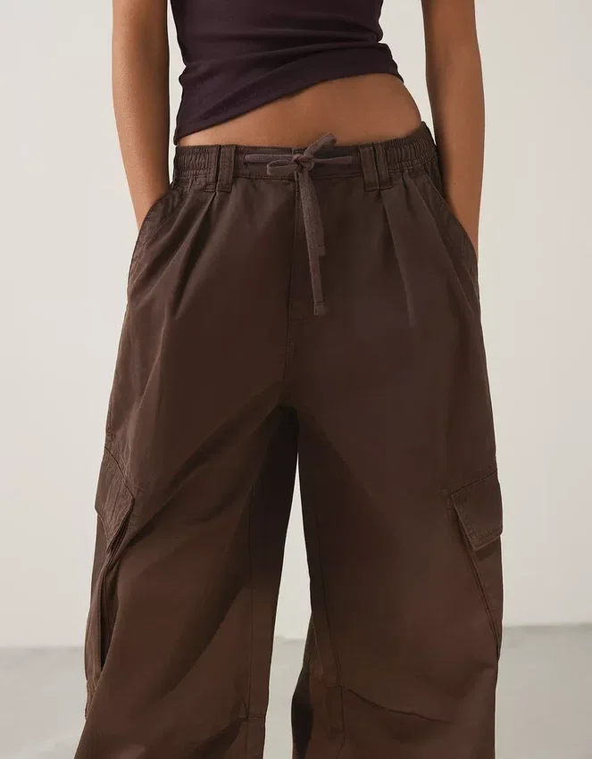 Pantalones cargo tipo paracaidista Pantalones cargo tipo paracaidista