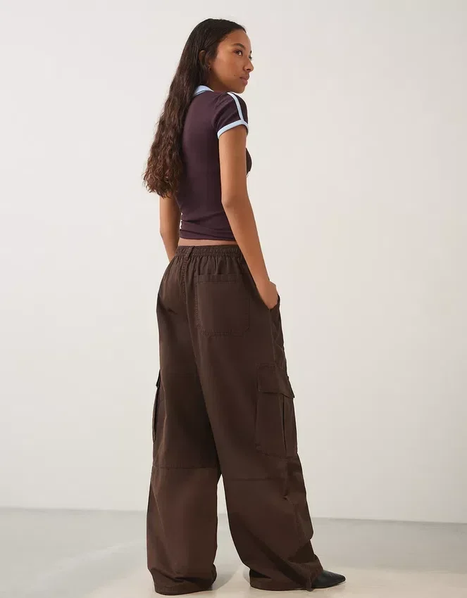 Pantalones cargo tipo paracaidista Pantalones cargo tipo paracaidista