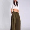 Pantalones con pinzas y cintura con vuelta Pantalones con pinzas y cintura con vuelta