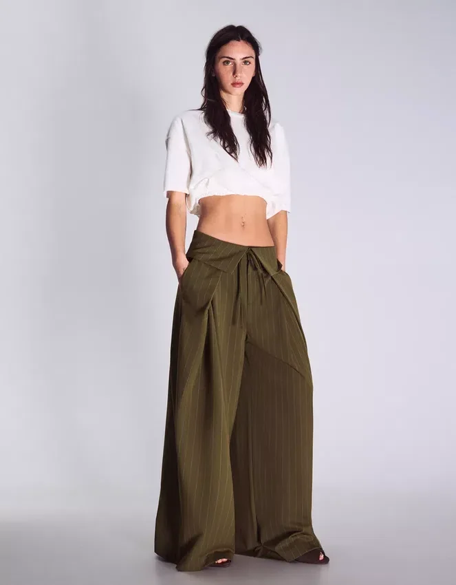 Pantalones con pinzas y cintura con vuelta Pantalones con pinzas y cintura con vuelta