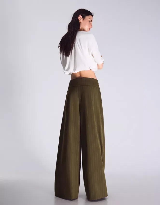 Pantalones con pinzas y cintura con vuelta Pantalones con pinzas y cintura con vuelta