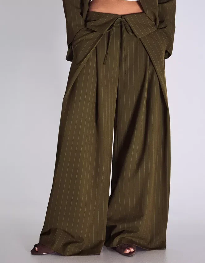 Pantalones con pinzas y cintura con vuelta Pantalones con pinzas y cintura con vuelta