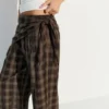 Pantalones con pinzas y lazo – Pantalones Pantalones con pinzas y lazo – Pantalones