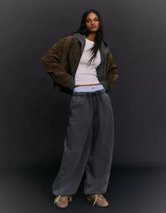 Pantalones de corte acampanado con topes – Pantalones